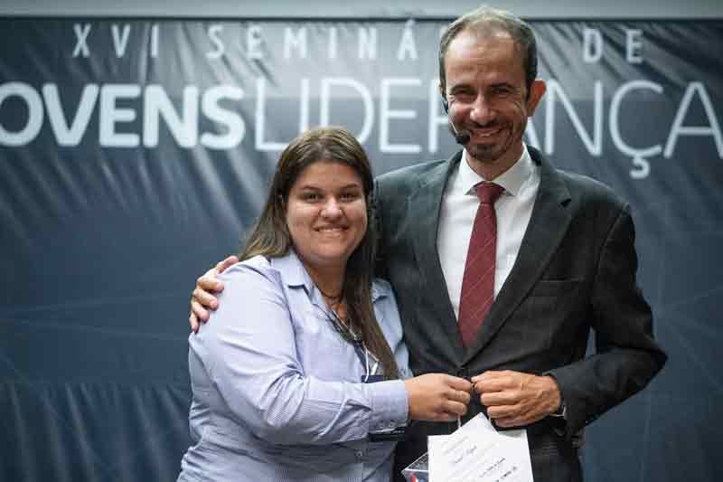Palestrante Daniel Bizon recebe os cumprimentos da organizadora Sueli Palestrante Daniel Bizon recebe os cumprimentos da organizadora Sueli
