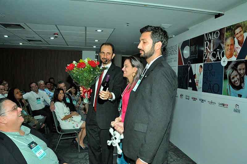 Daniel Bizon homenageia dois convidados com flores e vinho Daniel Bizon homenageia dois convidados com flores e vinho