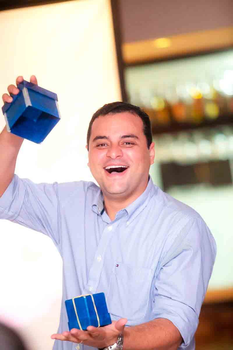 Participante da palestra sobre qualidade de vida se diverte com Daniel Bizon Participante da palestra sobre qualidade de vida se diverte com Daniel Bizon