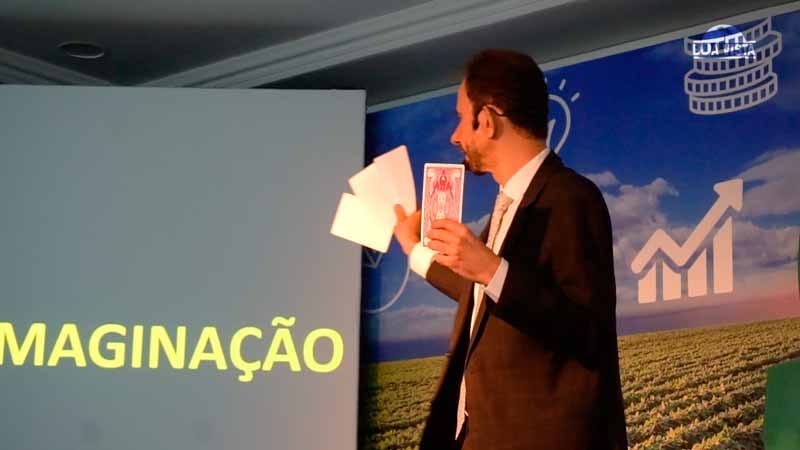 Ilusionismo com cartas na palestra de vendas com Daniel Bizon Ilusionismo com cartas na palestra de vendas com Daniel Bizon