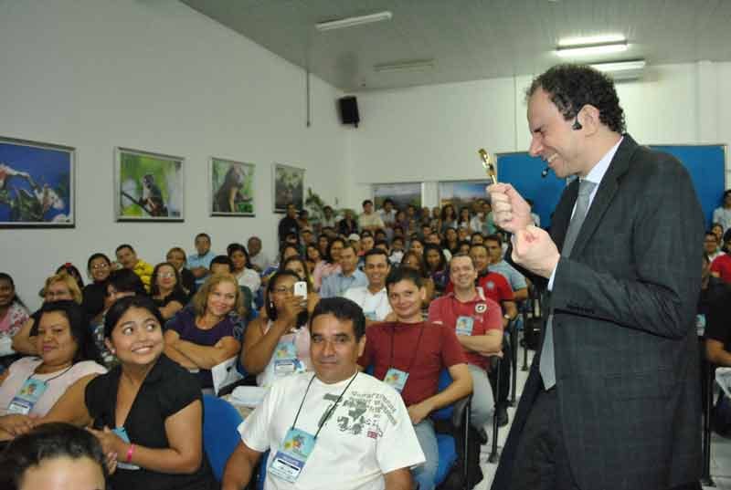 Palestrante Daniel Bizon interage com o público na Feira do Empreendedor Com uma lupa o palestrante Daniel Bizon interage com público