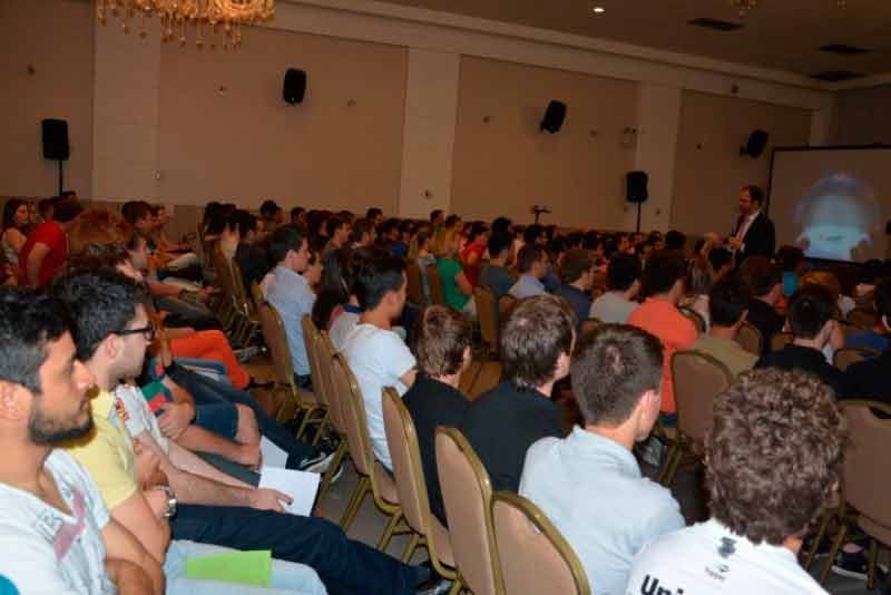 Palestrante Daniel Bizon interagindo com público em Chapecó Palestrante Daniel Bizon interagindo com público em Chapecó