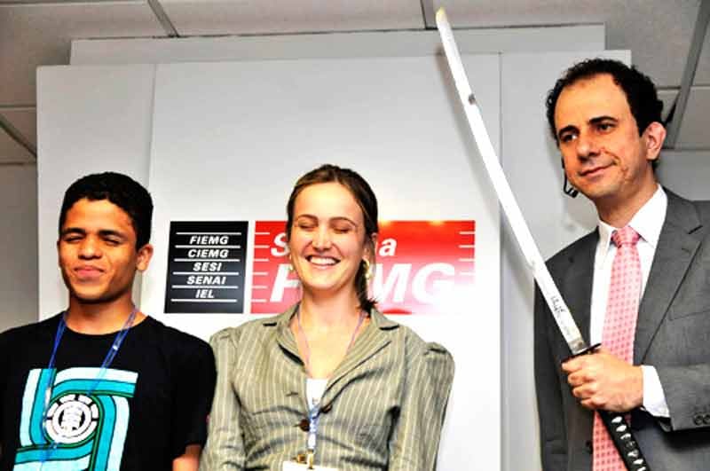Daniel Bizon com a espada na mão, junto com dois convidados Daniel Bizon com a espada na mão, junto com dois convidados