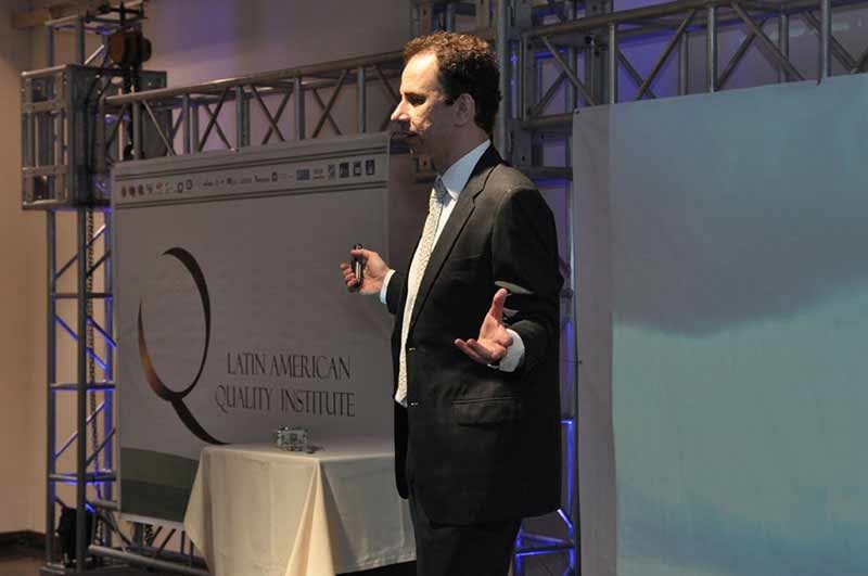 Palestrante Daniel Bizon no palco da Cainco na Bolívia Palestrante Daniel Bizon no palco da Cainco na Bolívia