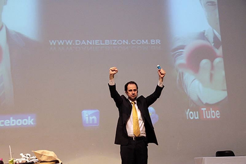 Palestrante Daniel Bizon em gesto de motivação na palestra Palestrante Daniel Bizon em gesto de motivação na palestra