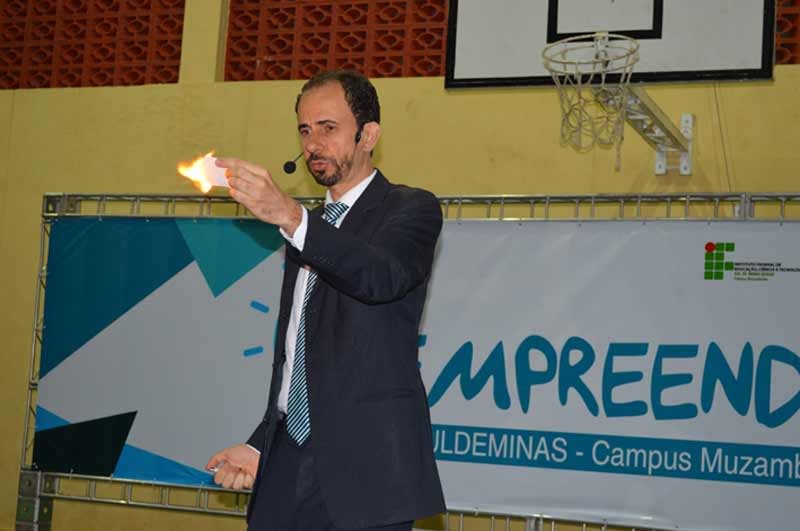Palestrante Daniel Bizon realizou um efeito mágico no palco Palestrante Daniel Bizon realizou um efeito mágico no palco