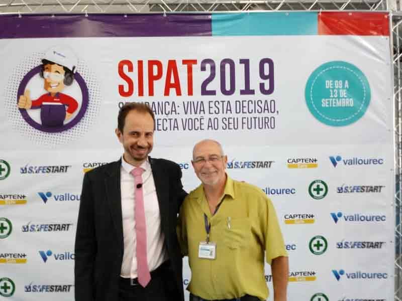 Palestrante Daniel Bizon com Adão Silva responsável pela segurança do trabalho da Vallourec Rio das Ostras Palestrante Daniel Bizon com Adão Silva responsável pela segurança do trabalho da Vallourec Rio das Ostras