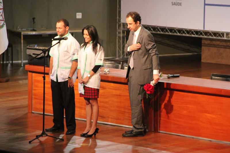 Palestrante Daniel Bizon presta homenagem a Farmacêuticos Palestrante Daniel Bizon presta homenagem a Farmacêuticos