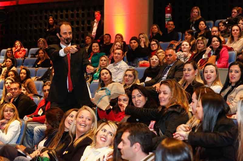 Daniel Bizon interagindo com o público no evento Brands Daniel Bizon interagindo com o público no evento Brands
