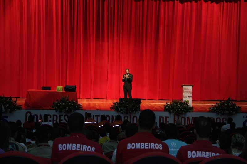 Daniel Bizon falando para um público de bombeiros do Brasil Daniel Bizon falando para um público de bombeiros do Brasil