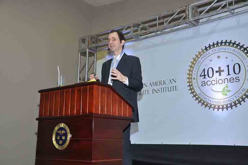 Palestrante Daniel Bizon na Câmara de Comércio de Lima, Peru Palestrante Daniel Bizon na Câmara de Comércio de Lima, Peru