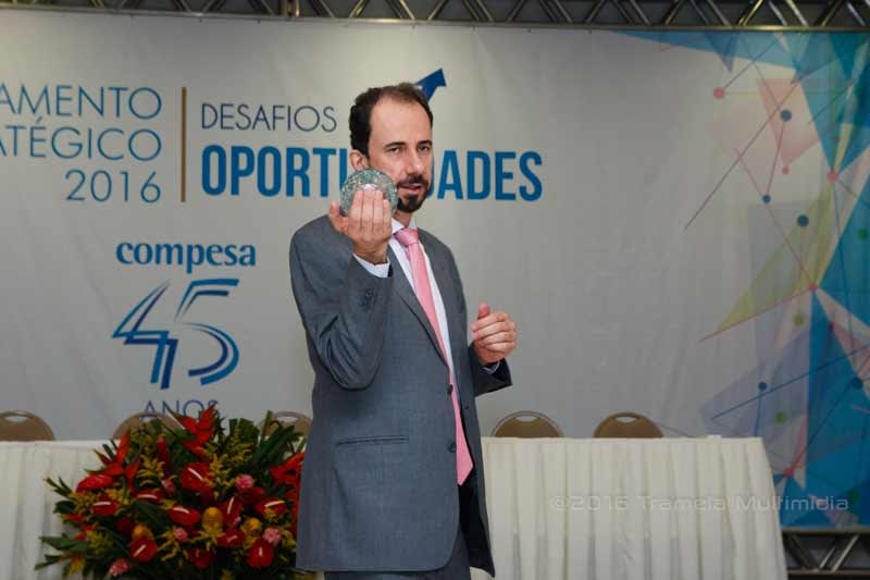 Daniel Bizon usou uma bola de cristal numa palestra sobre estratégia Daniel Bizon usou uma bola de cristal numa palestra sobre estratégia