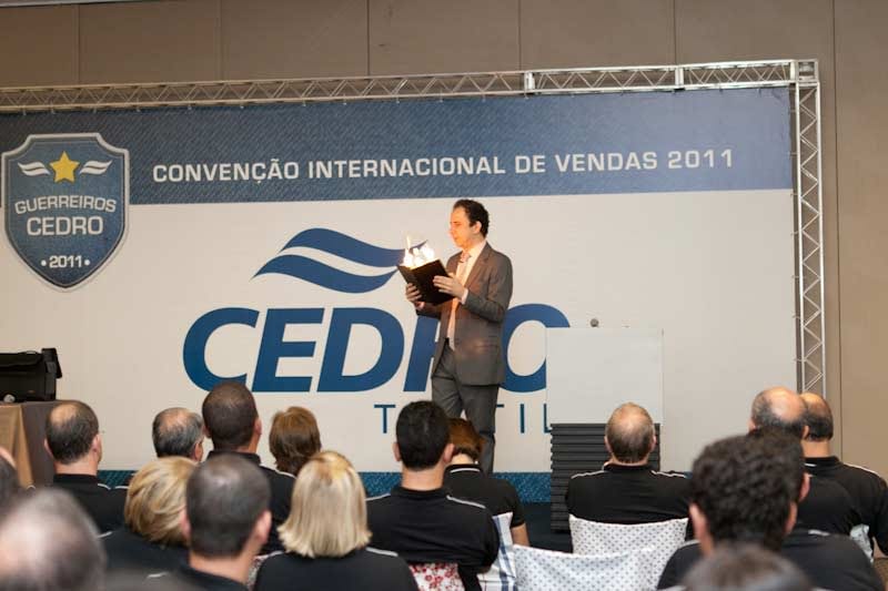 Daniel Bizon faz mágica com fogo na Convenção de Vendas Daniel Bizon faz mágica com fogo na Convenção de Vendas