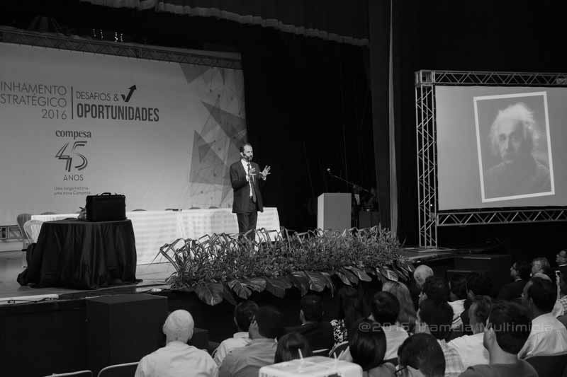 Foto do palestrante Daniel Bizon em palestra motivacional na Compesa Foto do palestrante Daniel Bizon em palestra motivacional na Compesa