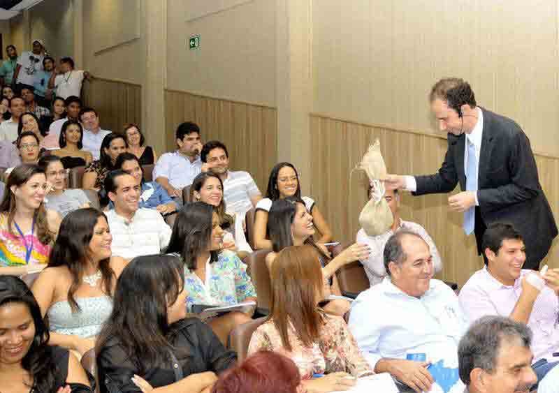 Daniel Bizon entregando um objeto para uma das participantes Daniel Bizon entregando um objeto para uma das participantes