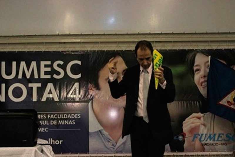 Palestrante Daniel Bizon inicia o evento com uma mágica Palestrante Daniel Bizon inicia o evento com uma mágica