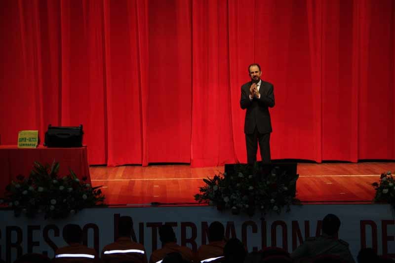 Daniel Bizon no palco e público atento ao conteúdo Daniel Bizon no palco e público atento ao conteúdo