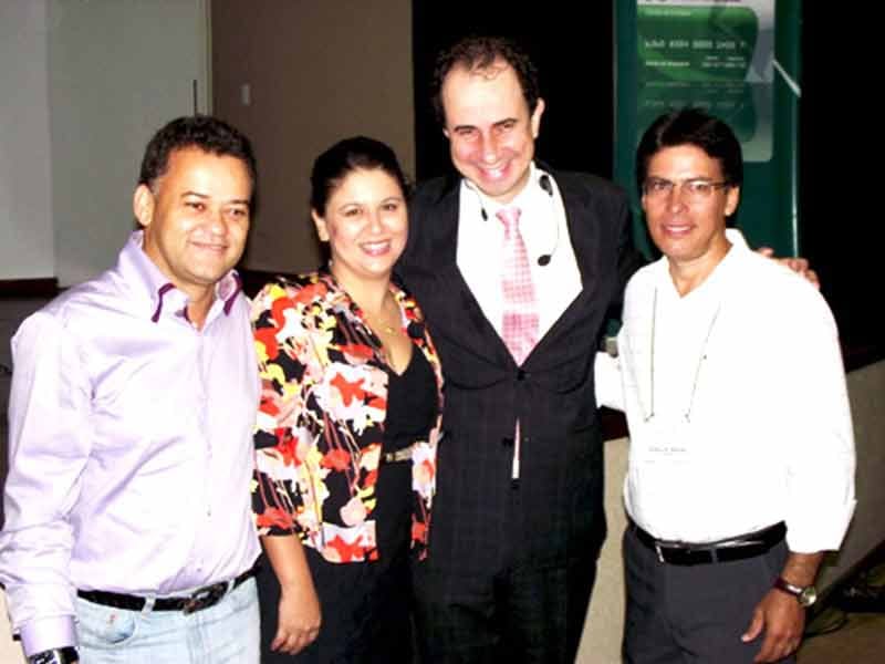 Foto de Daniel Bizon com os responsáveis pela contratação Foto de Daniel Bizon com os responsáveis pela contratação
