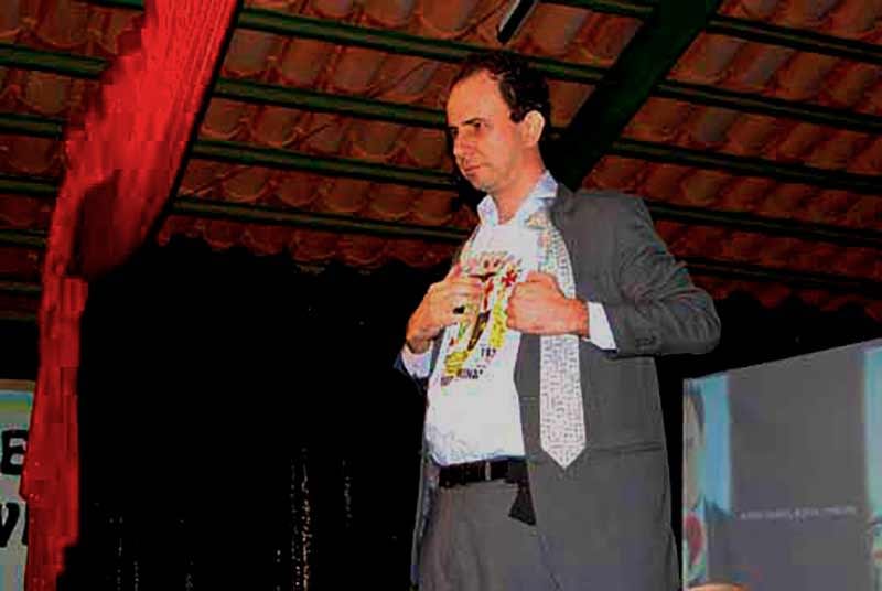 Daniel Bizon com a camisa de São Roque de Minas na palestra Daniel Bizon com a camisa de São Roque de Minas na palestra