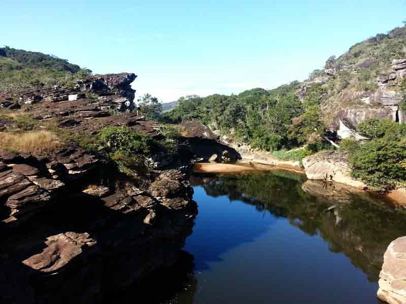 Imagem de um rio com uma paisagem Imagem de um rio com uma paisagem