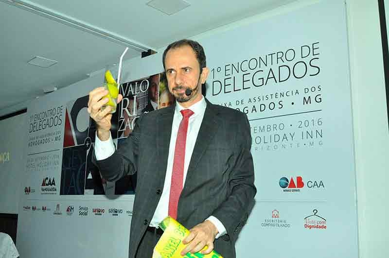 Palestrante Daniel Bizon fez uma mágica com uma limonada Palestrante Daniel Bizon fez uma mágica com uma limonada