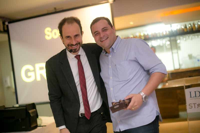 Daniel Bizon homenageia convidado no palco em sua palestra Daniel Bizon homenageia convidado no palco em sua palestra