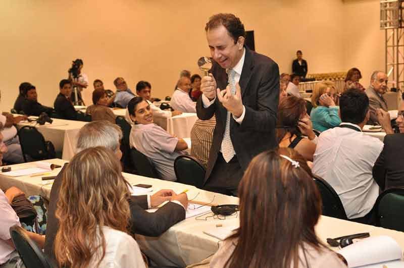 Palestrante Daniel Bizon em interação na palestra da Bolívia Palestrante Daniel Bizon em interação na palestra da Bolívia