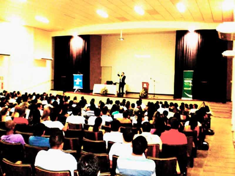 Daniel Bizon no palco com uma grande platéia assistindo Daniel Bizon no palco com uma grande platéia assistindo
