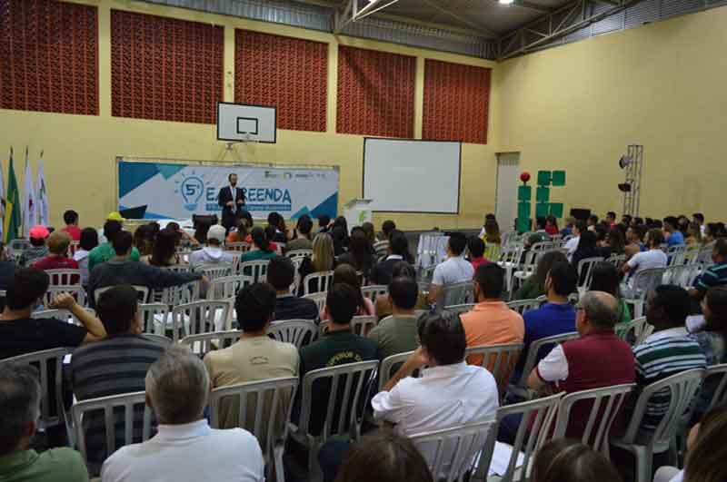 Público assistindo o palestrante Daniel Bizon no palco do IF Público assistindo o palestrante Daniel Bizon no palco do IF