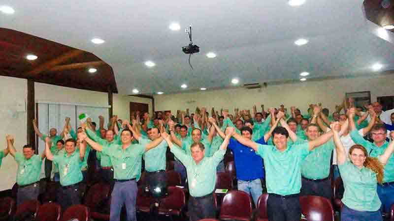 Equipe Vale com os braços para cima na palestra motivacional Equipe Vale com os braços para cima na palestra motivacional