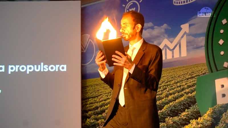 O palestrante Daniel Bizon usou mágica na palestra de vendas O palestrante Daniel Bizon usou mágica na palestra de vendas