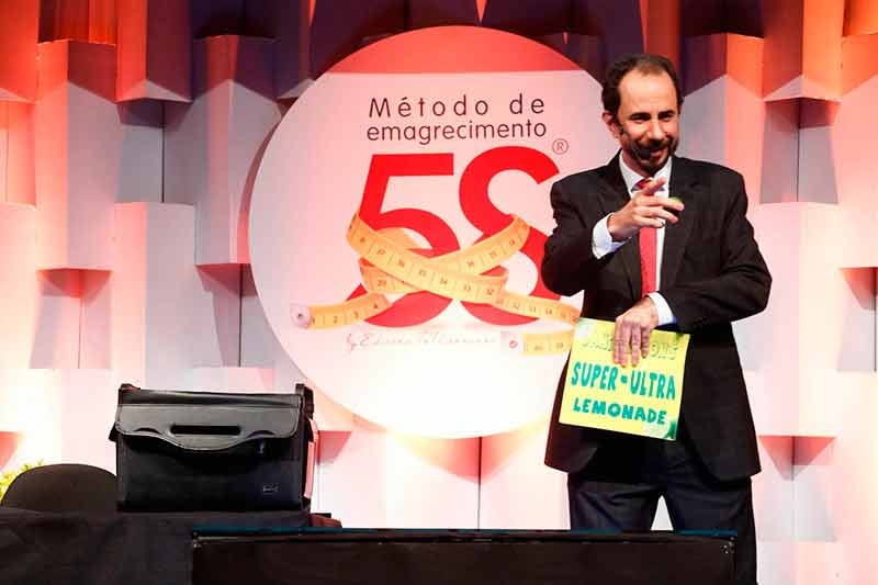 Daniel Bizon realiza efeito mágico no palco para a platéia Daniel Bizon realiza efeito mágico no palco para a platéia
