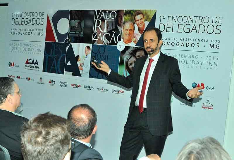 Palestrante Daniel Bizon mostrando uma bússola na palestra Palestrante Daniel Bizon mostrando uma bússola na palestra