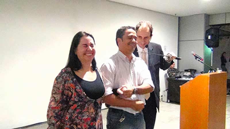 Com a espada na mão Daniel chama ao palco duas pessoas Com a espada na mão Daniel chama ao palco duas pessoas